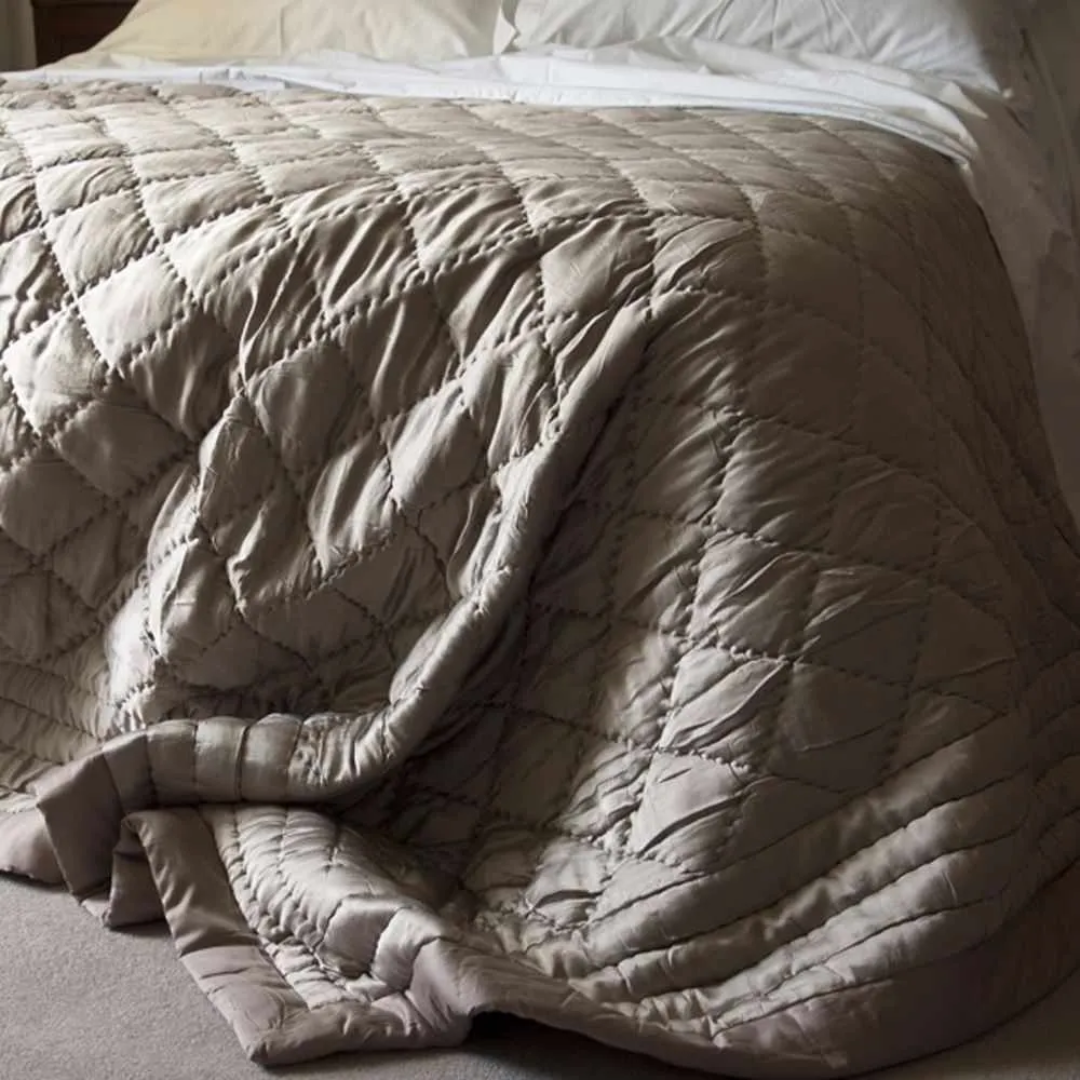 Soft Silk Quilt – Luxury Bedding Supplier UK
